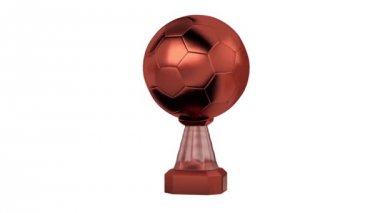 Açık beyaz arka plan ile sonsuz dönüşümlü olarak futbol bronz kupa görünümü