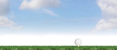 Golf topu club mavi gökyüzü arka plan ile de kesilmiş bir çimenlikte bekleyin
