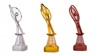 Açık görünümü, Tenis raket ve top kupa sonsuz rotasyon ile beyaz arka plan üzerinde