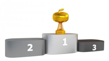 Curling taşı altın gümüş ve bronz kupa görünümünde görünür podyumda beyaz arka plan ile