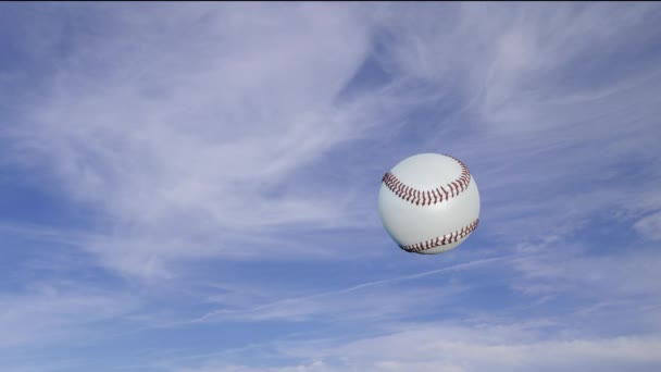 Бейсбол Повороте Проходит Справа Налево Замедленной Съемке Голубым Небом — стоковое видео