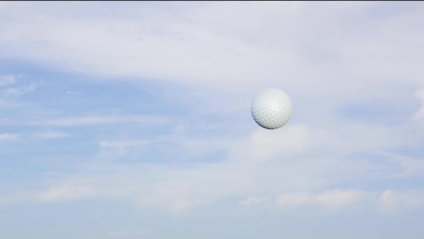 青い空とスローモーションで左へ右へ渡す回転中のゴルフボール — ストック動画