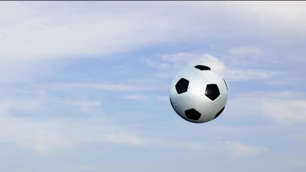 Fútbol Rotación Pasando Derecha Izquierda Cámara Lenta Con Cielo Azul — Vídeos de Stock