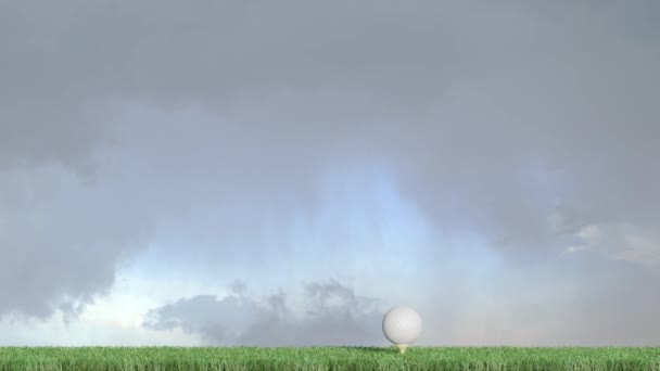 曇りの空とアルファチャンネルを持つ井戸 Cutted 緑の上にゴルフボールのまっすぐな移動する右から左へ — ストック動画
