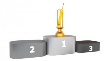 Beyaz arka planlı podyumda görünen Kriket Bat Altın Gümüş ve Bronz Kupa görünümü