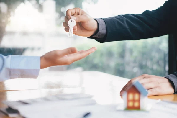 Nieruchomość Pośrednik Dom Mieszkalny Wynajem Umowy Sprzedaży Oferta Kupna Domu — Zdjęcie stockowe
