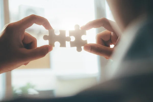 Zakenman Hand Puzzel Aansluitende Bedrijfsoplossingen Succes Strategie Concept — Stockfoto