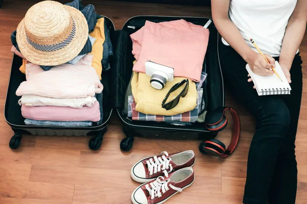 Preparación Para Vacaciones Viajes Embalando Ropa Cosas Una Maleta Grande —  Fotos de Stock