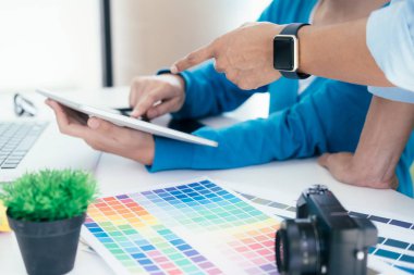 Grafik tasarımcı ve fotoğrafçı bilgisayar ve kullanılan grafik tablet üzerinde çalışan.