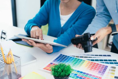 Grafik tasarımcı ve fotoğrafçı bilgisayar ve kullanılan grafik tablet üzerinde çalışan.