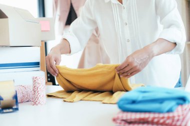 İş Kuruluşu KOBİ kavramı. Genç girişimci, küçük işletme sahibi, evde çalışıyor, ambalaj ve teslimat durumu.