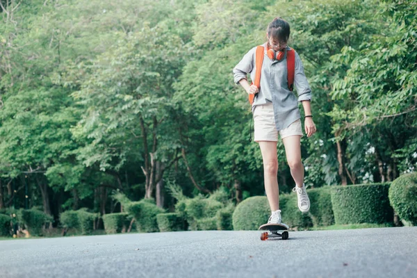 Joven Chica Adolescente Asiática Montando Longboard Camino Deportes Extremos —  Fotos de Stock