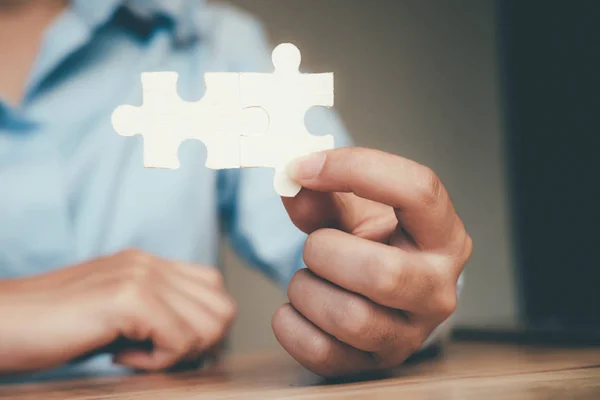 Zakenman Hand Puzzel Aansluitende Bedrijfsoplossingen Succes Strategie Concept — Stockfoto