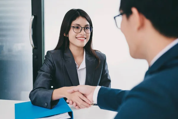 Mulher Inteligente Ter Uma Entrevista Emprego Bem Sucedida Examinador Está — Fotografia de Stock