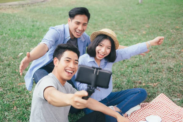 Jonge Tiener Gegroepeerd Selfie Mobiele Telefoon Happy Glimlach Mensen — Stockfoto