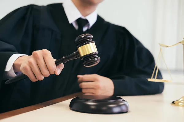 Hukuk kavramları. Tokmak ve denge ile ofiste iş avukat ya da yargıç.