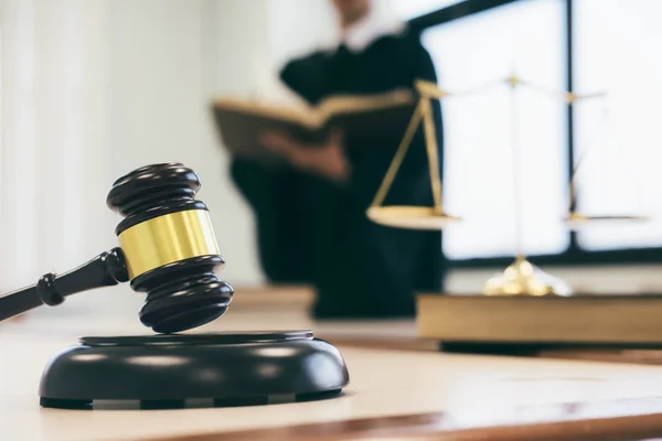 Conceitos Lei Advogado Juiz Trabalhar Escritório Com Martelo Equilíbrio — Fotografia de Stock