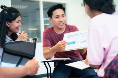 Küçük üniversite öğrencileri Grup çalışma ve tartışma birlikte.