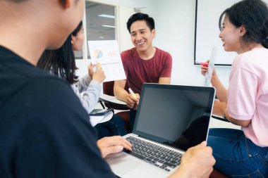 Küçük üniversite öğrencileri Grup çalışma ve tartışma birlikte.