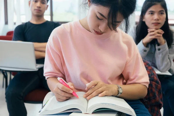 Sınıfta okuyan üniversite öğrencileri. Eğitim ve çalışma grubu.