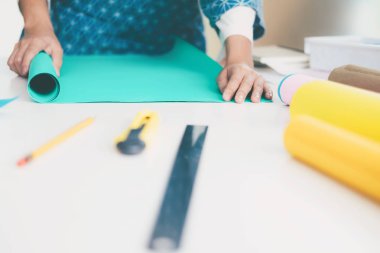 El yapımı, kızı dışarı-in kağıt keser. Scrapbooking bir düğün ya da diğer tatil dekorasyon için. Scrapbooking için Araçlar