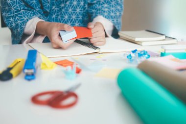 El yapımı, kızı dışarı-in kağıt keser. Scrapbooking bir düğün ya da diğer tatil dekorasyon için. Scrapbooking için Araçlar