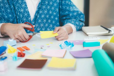 El yapımı, kızı dışarı-in kağıt keser. Scrapbooking bir düğün ya da diğer tatil dekorasyon için. Scrapbooking için Araçlar