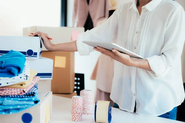 Jonge Business Start Online Verkoper Eigenaar Computer Gebruikt Voor Het — Stockfoto