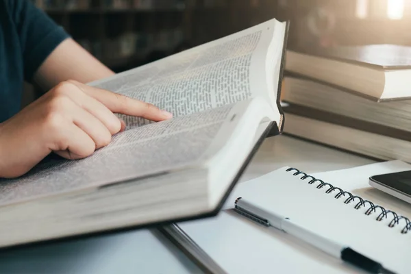 Vrouw Lezen Van Een Boek Onderwijs Academische Leren Lezen Examen — Stockfoto