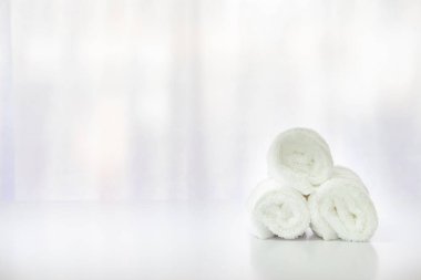 Beyaz masa Spa kompozisyonu.