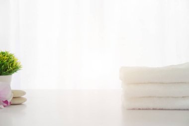 Beyaz masa Spa kompozisyonu.