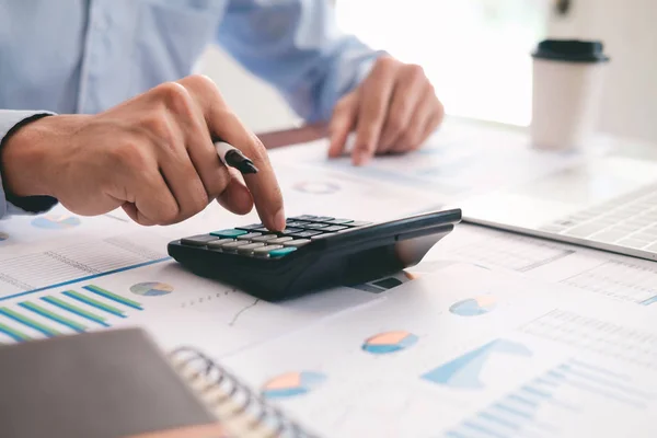 Finances Saving Economy Concept Mužský Účetní Nebo Bankéř Používá Kalkulačku — Stock fotografie