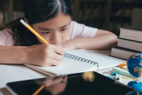 Conceito Educação Menina Lendo Escrevendo Fazer Lição Casa Biblioteca Escola — Fotografia de Stock