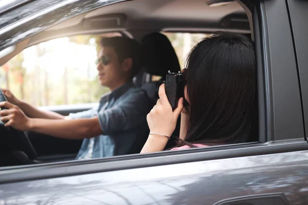 Casal Feliz Férias Verão Viagem Carro Mulher Usando Câmera Vintage — Fotografia de Stock