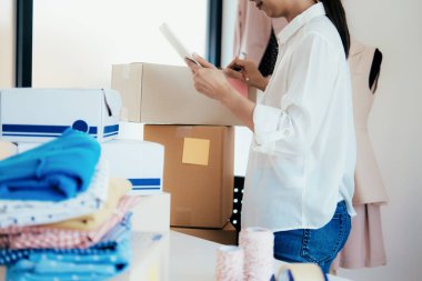 E-posta veya Web sitesi üzerinden müşteri siparişlerini denetleme ve paketleri için ürün Ofis donanımı hazırlama online satıcı sahibi genç işe başlamak.