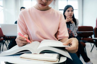 Sınıfta okuyan üniversite öğrencileri. Eğitim ve çalışma grubu.