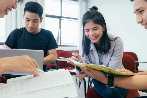 Estudantes Universitários Pequenos Grupo Estudo Discussão Juntos — Fotografia de Stock