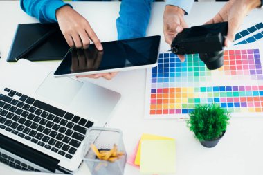 Grafik tasarımcı ve fotoğrafçı bilgisayar ve kullanılan grafik tablet üzerinde çalışan