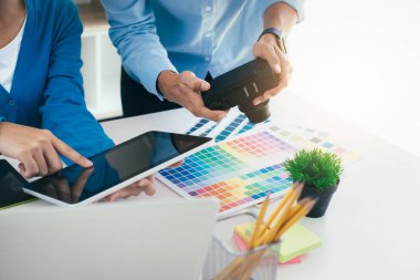 Grafik tasarımcı ve fotoğrafçı bilgisayar ve kullanılan grafik tablet üzerinde çalışan