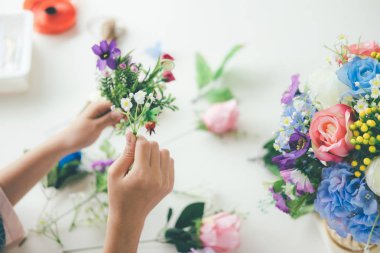 Çiçekçinin yaratıcı çalışma tarzı güzellik ve oran duyu gerektirir. Güzel çiçek düzenleme yapmaya kadın