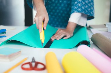 El yapımı, kızı dışarı-in kağıt keser. Scrapbooking bir düğün ya da diğer tatil dekorasyon için. Scrapbooking için Araçlar