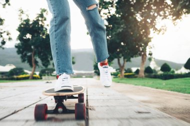 Şehirde longboard üzerinde genç Genç kız. 