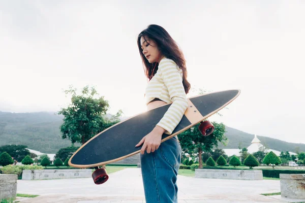 Joven Adolescente Chica Longboard Ciudad —  Fotos de Stock