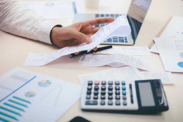 Financiën Opslaan Economie Concept Mannelijke Accountant Bankier Berekenen Factuur Contant — Stockfoto