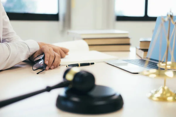 Conceptos Derecho Abogado Juez Trabajo Oficina Con Mazo Equilibrio — Foto de Stock