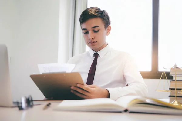 Joven Abogado Hombre Negocios Que Trabaja Con Papeleo Escritorio Oficina — Foto de Stock