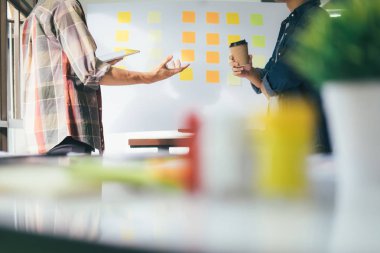 Ofiste çalışan tasarımcı takım. Toplantı takım beyin fırtınası tasarımcıları