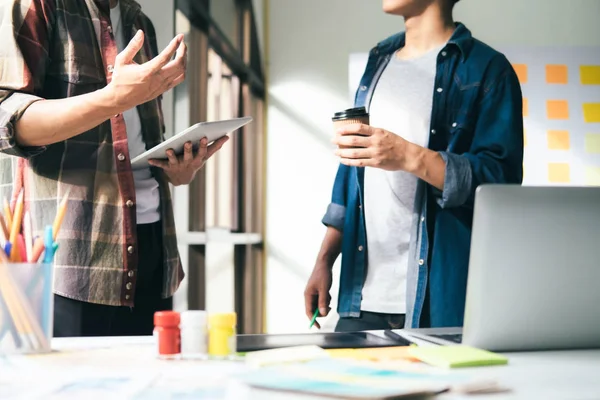 Ofiste çalışan tasarımcı takım. Toplantı takım beyin fırtınası tasarımcıları