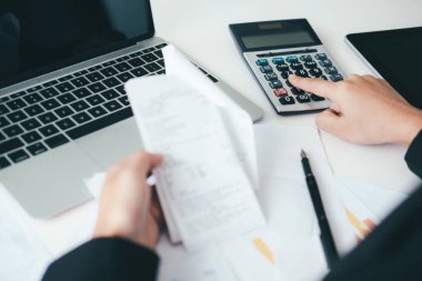 Ekonomi Tasarruf Fonu konsepti. Muhasebeci ya da bankacı nakit faturasını hesaplar.