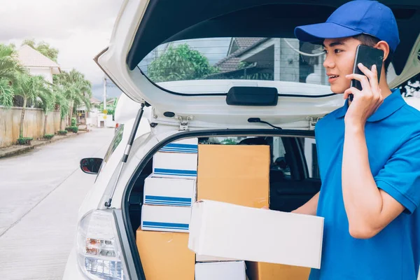 Entregue Servicio Envío Concepto Logístico Joven Repartidor Que Comprueba Lista — Foto de Stock